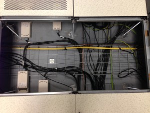 Passage des cables réseaux sous le faux-plancher