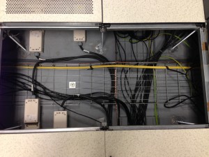 Passage des cables réseaux sous le faux-plancher