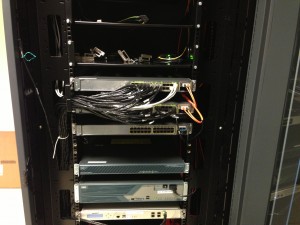 Stack de switch Cisco 3750-E, avec les 2 cables réseaux connectés au serveur de messagerie unifiée.